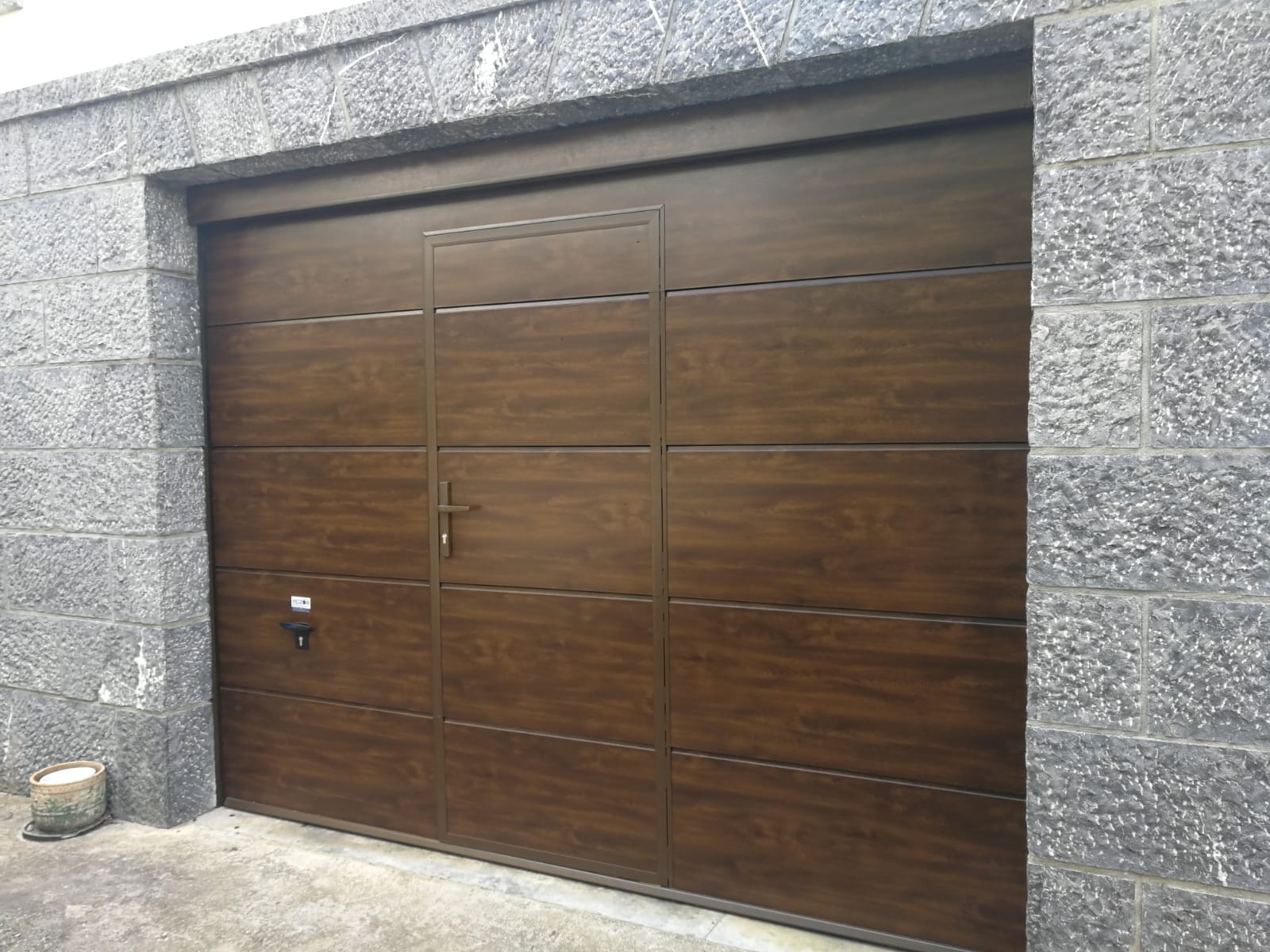Puerta seccional residencial